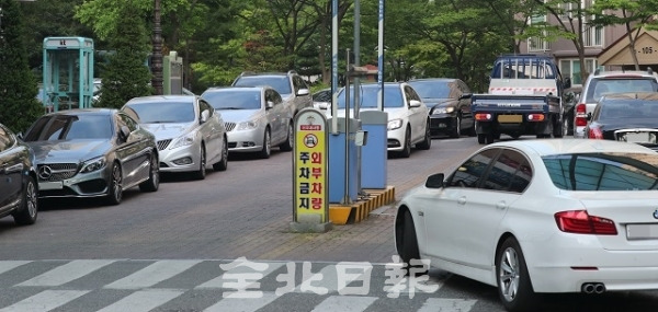 24일 전주의 한 아파트 지하주차장이 도색작업으로 인해 차량 출입이 제한되자 인근 도로에 차들을 불법 주차해 시민들과 운전자들이 불편을 겪고 있다. 조현욱 기자