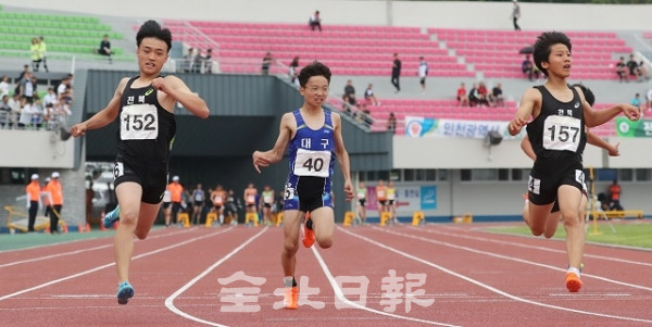 전국소년체육대회 육상 초등부 100M 결승전에 참가한 선수들이 결승선을 힘차게 들어오고 있다. 이경기에서 정연현(신태인초, 152번)선수와 최명진(이리초, 157번)선수가 각각 금메달과 은메달을 획득했다. 조현욱 기자