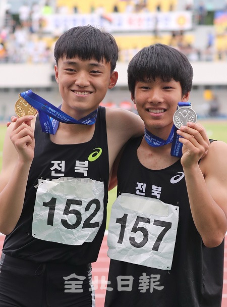 전국소년체육대회 육상 초등부 남자 100ｍ 경기에서 금메달 정연현(신태인초, 152번)선수와 은메달 최명진(이리초, 157번) 선수가 기념촬영을 하고 있다. 조현욱 기자