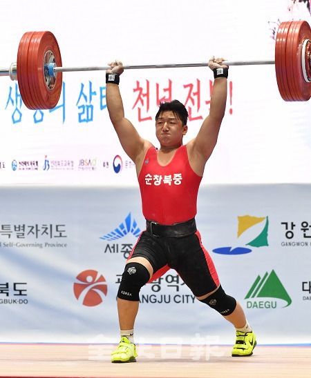 제48회 전국소년체육대회 2일째인 26일 역도경기가 열린 진안문예체육회관에서 남중 77kg급 인상과 용상, 합계에서 3관왕을 차지한 순창북중 유동현 선수가 힘차게 바벨을 들어올리고 있다. 박형민 기자