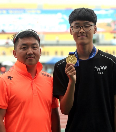 정재환 지도자(왼쪽)와 정재인 선수