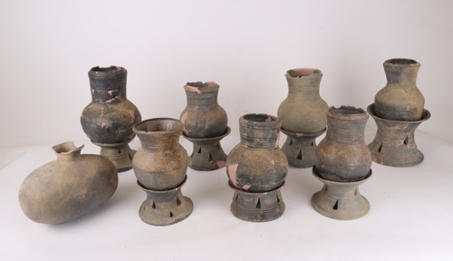 장수 삼고리 8호분에서 나온 토기. 가야계 장경호 통형기대와 백제계 토기 장군(가장 왼쪽). 사진제공= 전주문화유산원