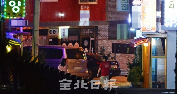 전주 선미촌과 더불어 전주시의 성매매집결지인 남부시장 선화촌에서 자정이 가까워지자 불을 밝힌 내온사인 아래로 호객행위가 이루어지고 있다. 박형민 기자