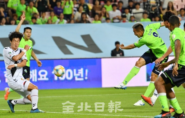26일 전주월드컵경기장에서 열린 전북현대모터스와 경남FC의 '하나원큐 K리그 2019' 13라운드 경기에서 김신욱 선수가 후반 초반 2번째 골을 성공시키고 있다. 박형민 기자