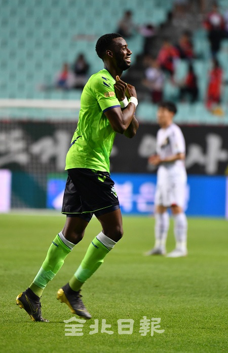 26일 전주월드컵경기장에서 열린 전북현대모터스와 경남FC의 '하나원큐 K리그 2019' 13라운드 경기에서 후반 교체 투입되 종료 직전 전북현대 4번째 골을 성공시킨 이비니 선수가 골 세러머니를 하고 있다.   박형민 기자