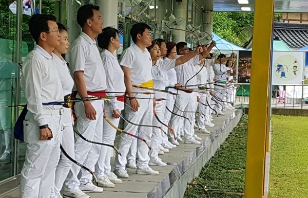 27일 남원 관덕정에서 열린 궁도대회에서 궁사들이 활을 당기고 있다.