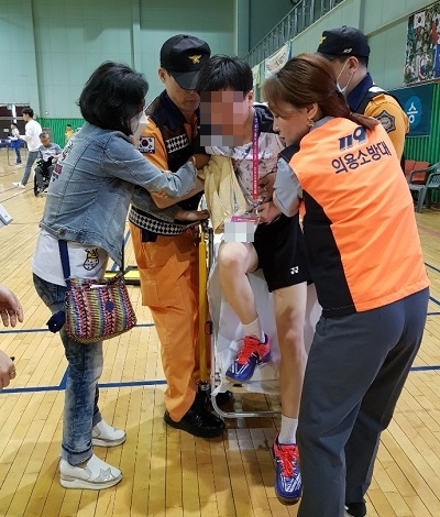 익산 소방공무원 및 안전요원들이 전국소년체전 경기에서 부상당한 선수를 응급처치하고 있다.