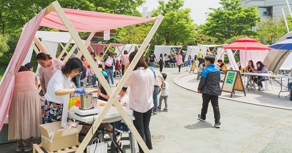 지난 4월 전주 삼천문화의 집이 삼천동 거마공원에서 추진한 생활 공예 체험행사 모습. 오는 6월 1일 생활문화난장을 통해 다시 만나볼 수 있다.