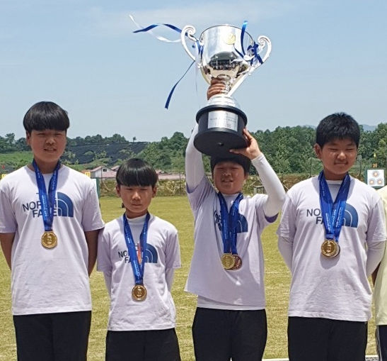 제48회 전국소년체육대회에서 금메달을을 차지한 전북 양궁 남자 초등부 선수들.