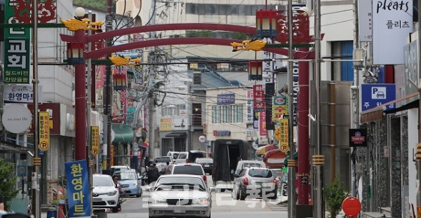 28일 구도심 활성화를 위해 조성한 전주시 다가동의 차이나거리가 지나다니는 시민들이 없어 한산한 모습을 보이고 있다. 조현욱 기자