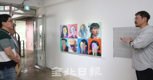 28일 2019 실패박람회 in 전주가 오는 31일부터 3일간 경기전과 풍남문광장 일원에서 열리는 가운데 동문거리 바람골목에서 관계자가 작품에 관해 설명하고 있다. 조현욱 기자