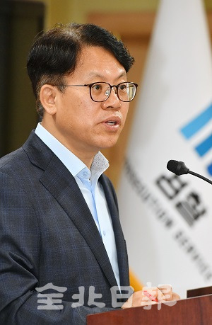 28일 전주지검에서 김관정 차장검사가 전주완산학원 사학비리에 대한 수사결과 브리핑을 하고 있다. 박형민 기자