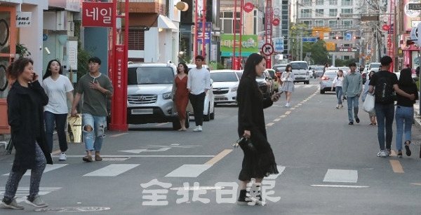 29일 전주의 핫 플레이스로 떠오르는 전주시 다가동의 객리단 길에 많은 시민이 찾아와 북적이고 있다. 조현욱 기자