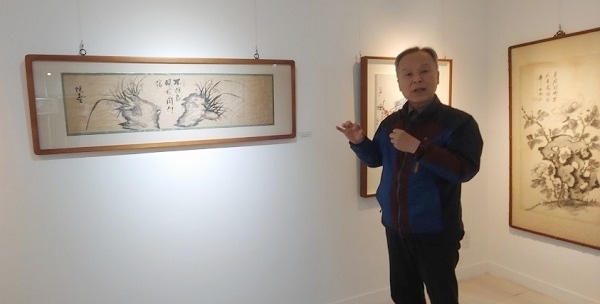 ‘한국고서화 기획전’이 열리고 있는 전주 고사동 문화공간 기린에서 작품소장가 김동진 동진화랑 대표가 추사 김정희의 작품 ‘석란도’에 대해 설명하고 있다.