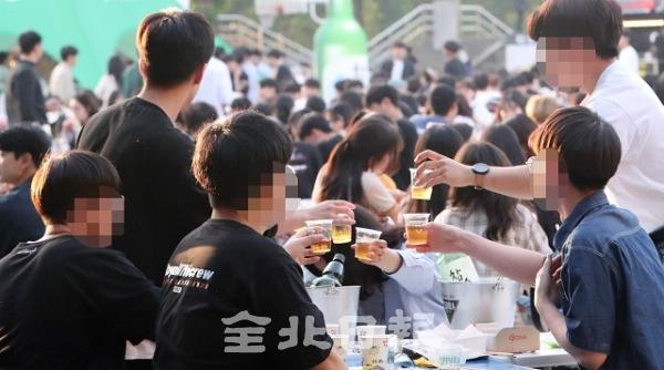 전북대학교 축제가 열린 29일 주세법 등 단속 강화로 교내에서 술 판매가 금지돼 학생들이 외부에서 술을 사와 마시고 있다. 조현욱 기자
