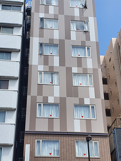 소방대 진입창이 설치되어 있는 건물 모습.