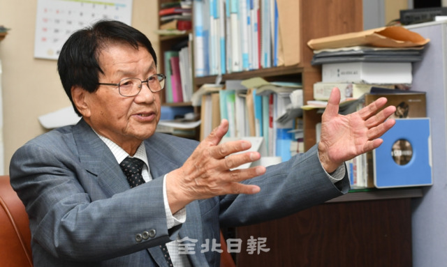 이치백 전북향토문화연구회 회장이 전북의 과거와 앞으로의 방향에 대해 이야기하고 있다. 박형민 기자