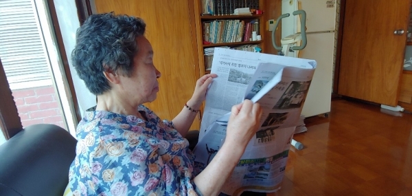 신문 읽는 유재금 할머니