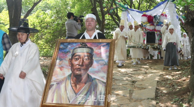 1일 동학농민군 지도자 안장식이 열린 가운데 전주 완산도서관 일대에서 꽃상여 행진을 하고 있다. /사진=조현욱 기자