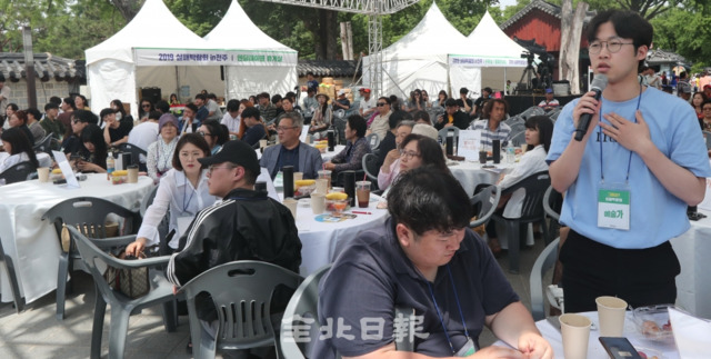 1일 실패박람회 국민숙의 엔딩테이블이 경기전 앞 광장에서 열린 가운데 한 예술가가 문화예술인들의 제도 개선에 대해 자신의 의견을 제시하고 있다. 조현욱 기자