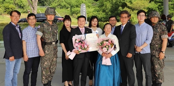 육군 35사단은 6·25참전용사 고 황인석 씨 유가족을 초청해 화랑무공훈장을 수여했다.