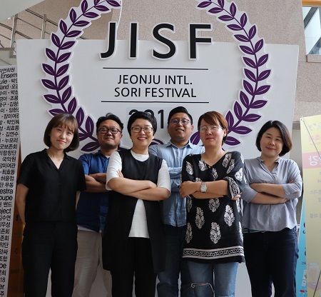 (왼쪽부터) 이조은 홍보팀장, 최형범 무대팀장, 한지영 콘텐츠운영부장, 김경훈 행사팀장, 김회경 대외협력부장, 조성원 기획팀장.