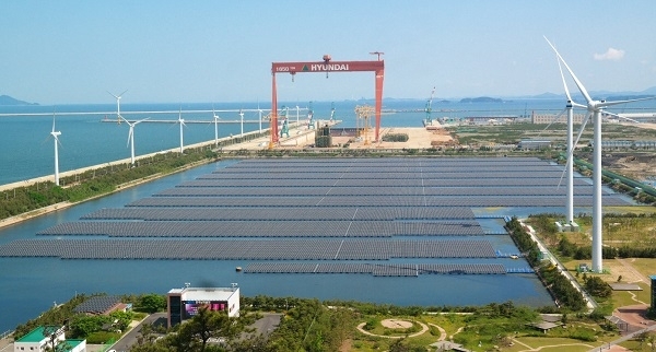 군산조선소 인근에 들어선 풍력발전기와 수상태양광의 모습이 가동 중단으로 텅빈 조선소 도크 및 골리앗 크레인의 모습과 대조되는 모습을 보이고 있다.