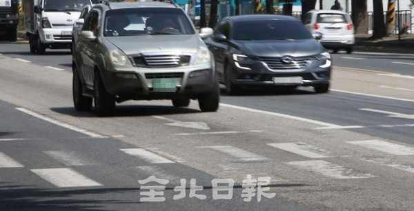 4일 전주시 우아교 인근 도로에 차선들이 희미하게 보여 운전자들과 보행자들이 불편을 겪고 있다. 조현욱 기자
