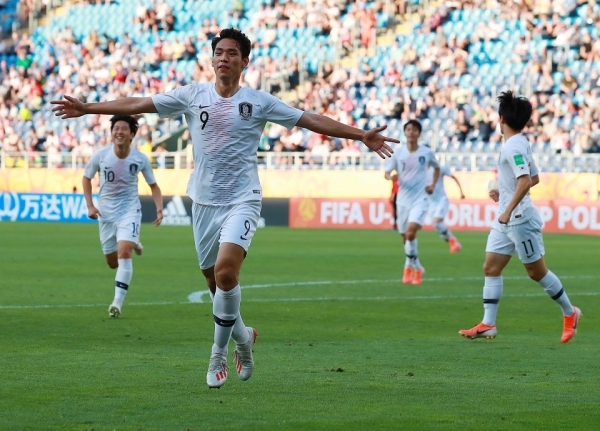 4일 오후(현지시간) 폴란드 루블린 경기장에서 열린 2019 국제축구연맹(FIFA) 20세 이하(U-20) 월드컵 16강 한·일전. 후반 한국 오세훈이 선제골을 넣은 뒤 팔을 벌리며 달리고 있다. /연합뉴스