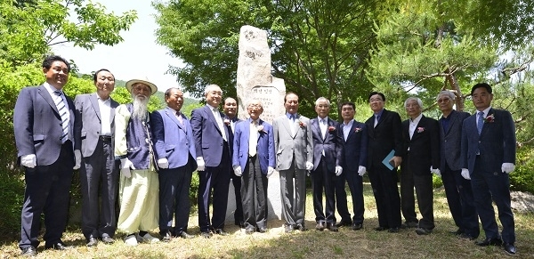 지난 4일 완주 소양면 문화공간 여산재에서 열린 시비 제막식에서 김형석 연세대 명예교수, 강현욱 전 전북도지사, 국중하 완주예총 회장, 김남곤 시인, 박성일 완주군수 등이 기념촬영을 하고 있다.