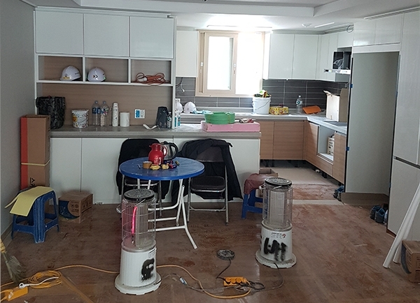 입주예정인 아파트에서 인부들이 공사 자재를 적재하거나 휴식공간으로 사용하고 있는 모습. 사진=제보자 제공