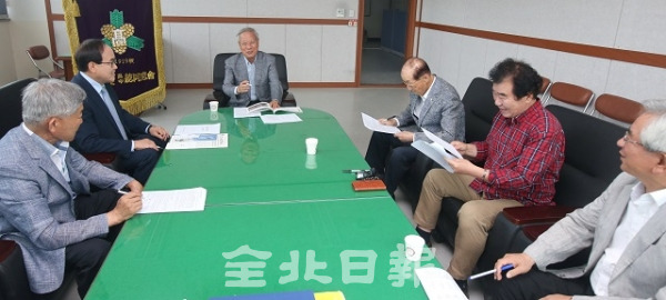 전주고·북중학교 개교 100주년을 앞두고 전주고·북중 개교 100주년 기념사업회와 총동창회 회원들이 전주고등학교에서 행사 진행에 관한 회의를 하고 있다. 조현욱 기자