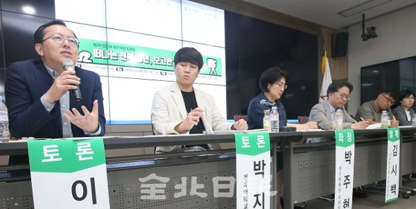 5일 전북대학교에서  '떠나는 전북청년, 보고만 있을 것인가'라는 주제로 토론회가 열린 가운데 이창익 전북기자협회장이 발언하고 있다. 조현욱 기자