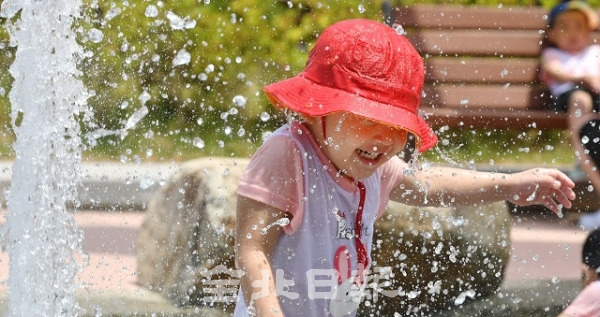 30도를 넘는 무더위가 이어진 5일 전북도청 물놀이형 실개천을 찾은 어린이들이 물놀이를 하며 더위를 식히고 있다. 박형민 기자