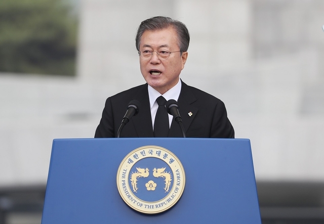 문재인 대통령이 6일 오전 국립서울현충원에서 제64회 현충일 추념사를 하고 있다. /연합뉴스