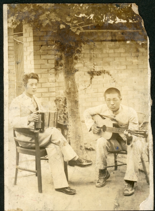 아코디언과 기타를 즐긴 근대도시의 주인공들 / 김인곤 기증