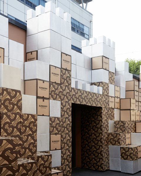 영국 왕실 건축물에서 영감 받아 모노그램 카드보드 박스와 실버, 골드 큐브로 꾸며진 파티 장소