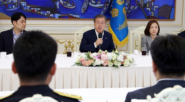 문재인 대통령이 7일 낮 청와대에서 열린 '국민께 힘이 되는 일 잘하는 공무원' 초청 오찬에서 인사말을 하고 있다. 이날 오찬에는 강원 고성 지역 산불 진화에 기여한 공무원, '세계무역기구(WTO) 후쿠시마 수산물 분쟁'에서 한국이 승소하는 데 기여한 공무원 등 주요 국정 현안과 관련한 성과를 낸 공무원 20여 명이 초청됐다. /연합뉴스