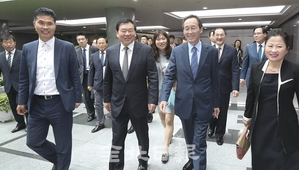 전북도와 중국 쟝쑤성 자매결연 25주년을 기념해 중국 쟝쑤성 러우 친 지앤 당서기를 비롯한  대표단이 전북도청을 방문한 28일 러우 친 지앤 당서기장(왼쪽에서 두 번째)과 송하진 도지사가 이야기를 나누며 걷고 있다. 사진제공 = 전북도