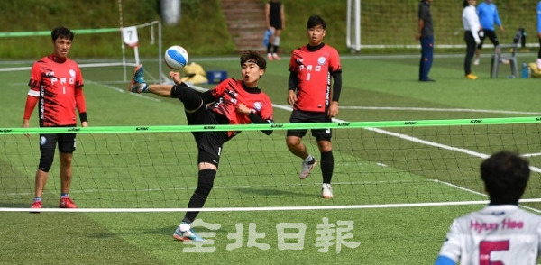 2019 전북일보사배 생활체육족구대회가 열린 9일 남원이백문화센터 경기장에서 대회가 참가한 선수들이 열띤 경기를 펼치고 있다. 박형민 기자