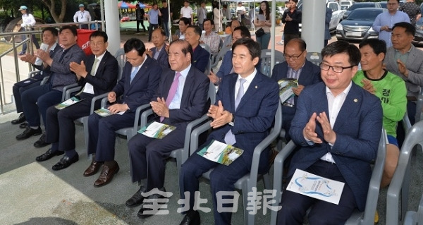 2019 전북일보사배 생활체육족구대회가 열린 9일 남원이백문화센터 경기장에서 윤석정 전북일보 사장과 이용호 국회의원, 이권재 전북족구협회장, 최형원 도체육회사무처장 등 내빈들이 박수를 치고 있다. 박형민 기자