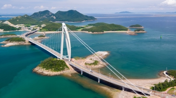 새만금과 고군산연결도로 개통으로 신시도와 무녀도, 선유도, 장자도 등을 가는 교통편이 한결 수월해졌다. 사진은 고군산대교