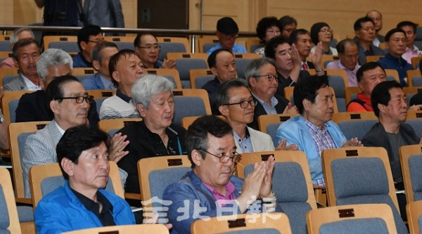 '창의인재, 전북의 미래를 키운다'를 주제로 전주고ㆍ북중 100주년 기념 도민학술콘서트가 열린 10일 전주 한국전통문화의전당에서  강연자들의 강연이 끝나 후 시민들이 박수를 치고 있다. 박형민 기자