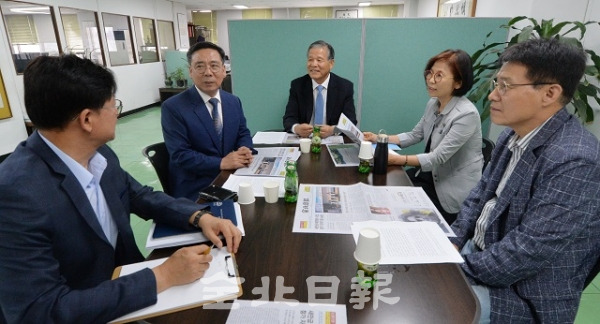 전북일보 제9기 독자권익위원회 제73차 정기회의가 11일 본사 편집국에서 열려 신문 발전을 위한 다양한 의견을 제시했다. 박형민 기자