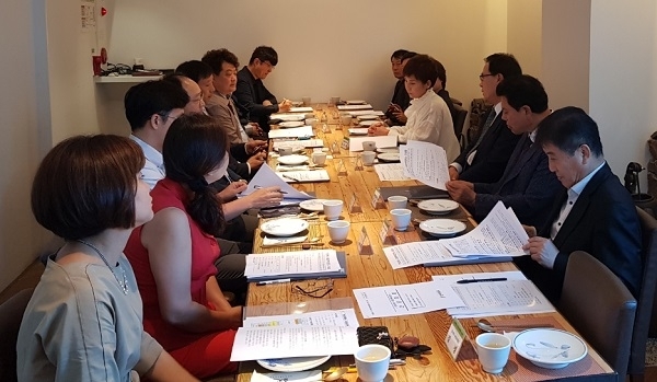 11일 전주의 한 음식점에서 열린 전북도 국제정책자문단 간담회에서 이강오 전북도 대외협력국장과 김이재 전북도의회 외교활동운영협의회 위원장 등 참석자들이 향후 활동계획을 논의하고 있다. 사진제공= 전북도