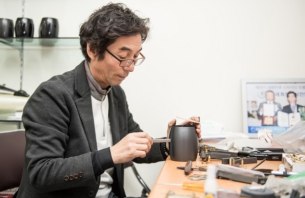 카본플레이 유재업 대표가 탄소해금 아랑이를 제작하고 있다.