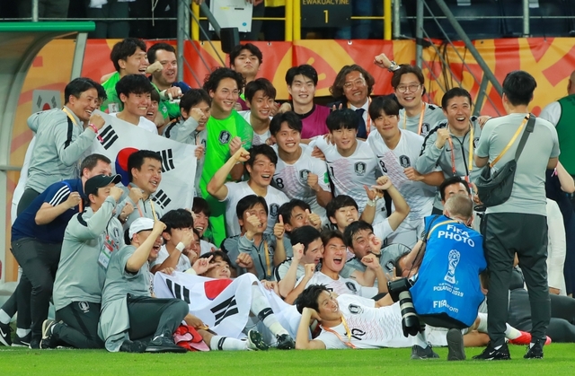 11일 오후(현지시간) 폴란드 루블린 경기장에서 열린 2019 국제축구연맹(FIFA) 20세 이하(U-20) 월드컵 4강전 한국과 에콰도르의 경기가 1-0 한국의 승리로 끝나며 결승 진출이 확정된 뒤 U-20 대표팀 이강인이 팀 동료들과 어깨동무를 한 채 관중석을 향해 서서 위아래로 뛰며 '오, 필승 코리아!' 구호를 외치고 있다. /연합뉴스