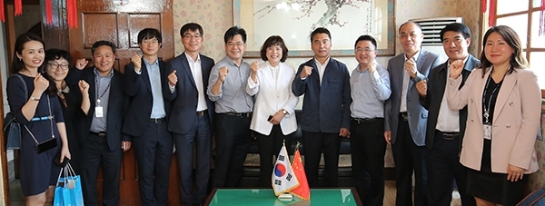 12일 새만금을 찾은 중국 광시성 베이하이시 당서기 일행이 새만금개발청 관계자들과 기념촬영을 하고 있다. 사진제공= 새만금개발청