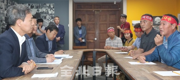 12일 김승수 전주시장이 전주시청에서 비행 소음으로 피해를 호소하며 항공 노선 철회 등을 요구하는 완주군상공 일방적 침범 항공노선반대주민대책위원회 회원들과 면담을 하고 있다. 조현욱 기자