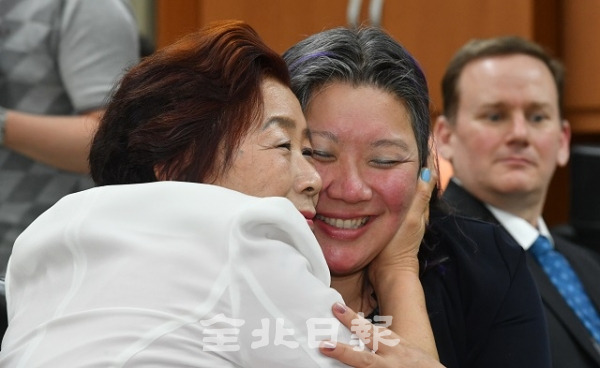 12일 전북경찰청에서 서안식 씨(사진 왼쪽)와 44년전 미국으로 입양된 딸 조미선 씨가 얼굴을 맞대고 재회의 기쁨을 나누고 있다. 이날 서씨는 아직 찾지 못한 큰딸 조화선(당시 5세)도 애타게 찾고 있다고 밝혔다. 박형민 기자